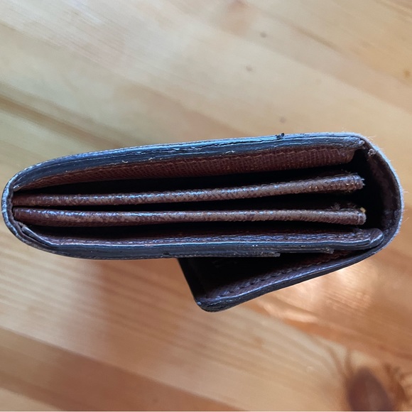 Louis Vuitton Monogram Sarah Wallet - Picture 9 of 15